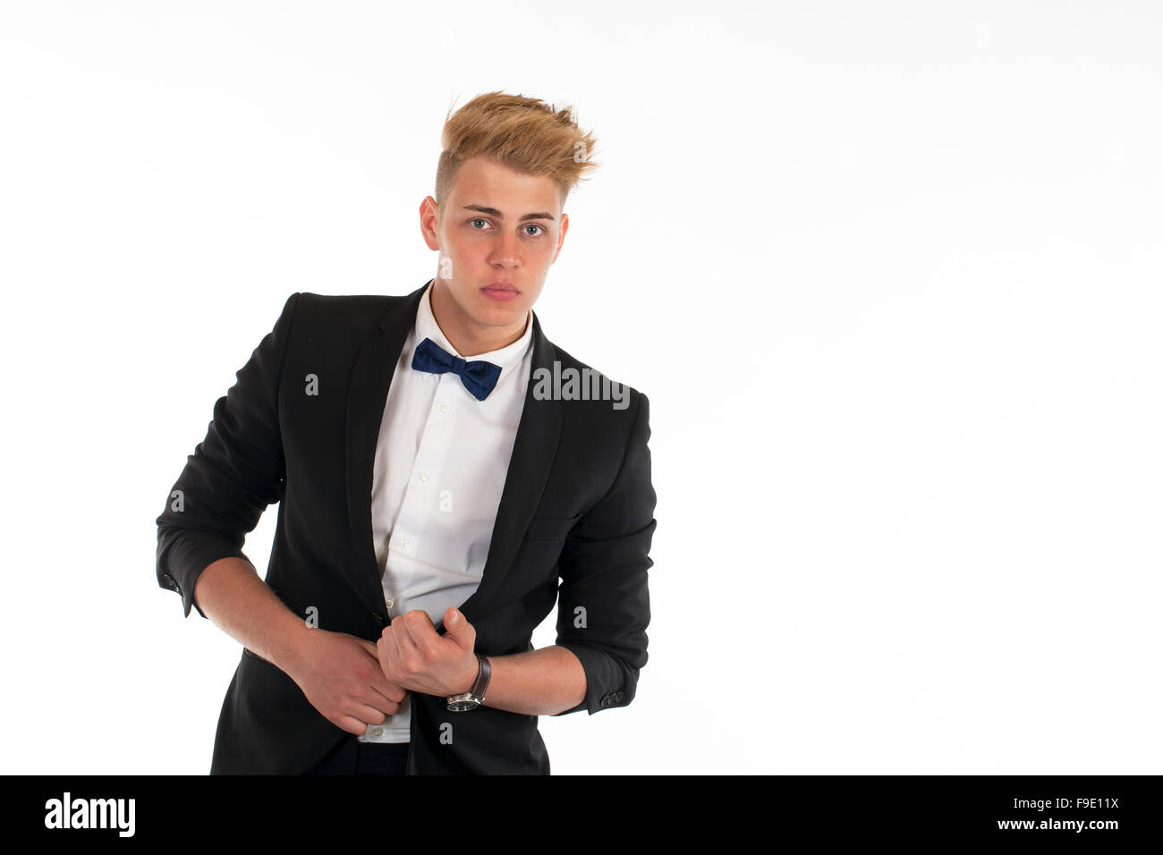 Portrait en gros plan d'un beau jeune homme dans un costume d'affaires sur fond blanc Banque D'Images