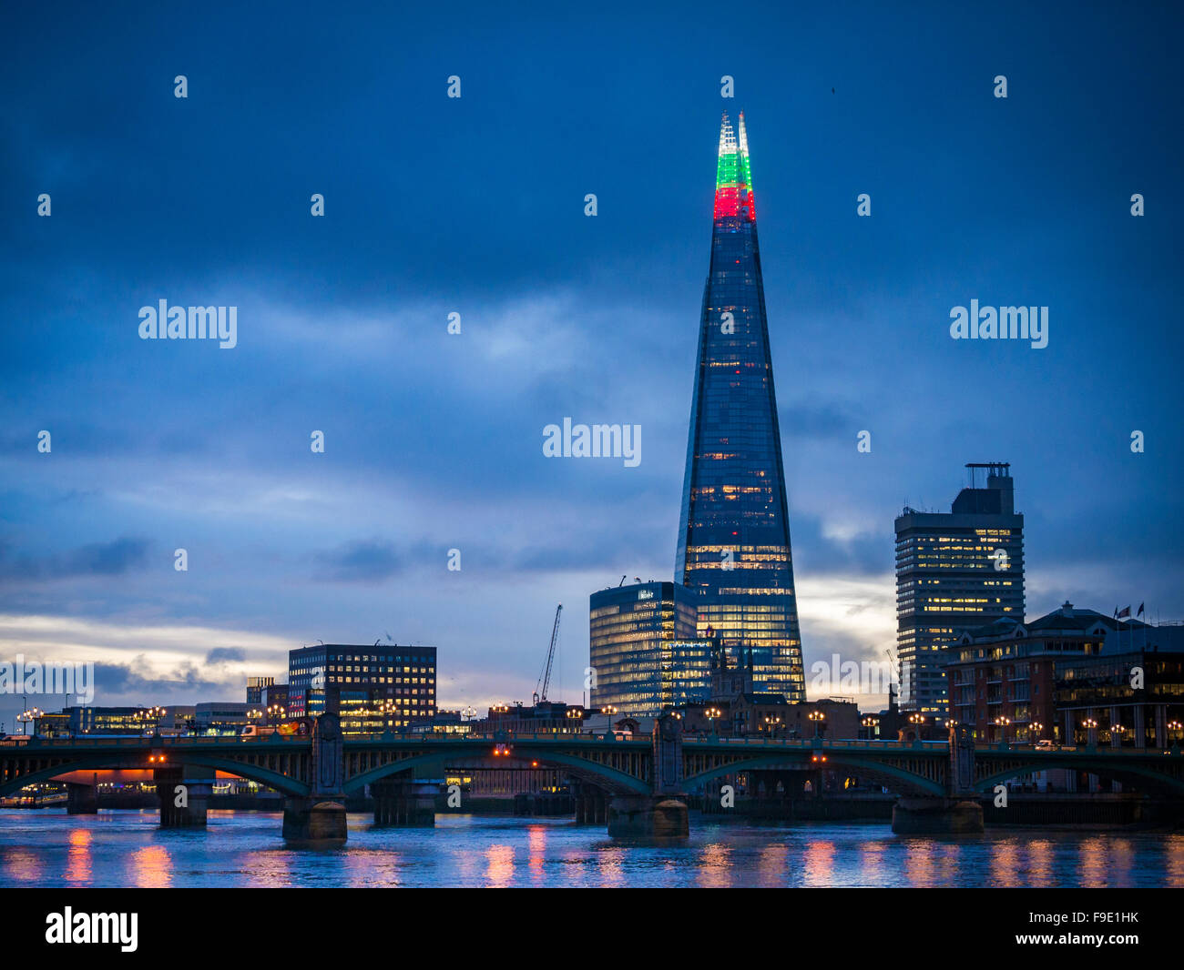 Le Shard Building light's up pour la saison de Noël avec alternance de vert, rouge et blanches en haut, Londres, Angleterre Banque D'Images