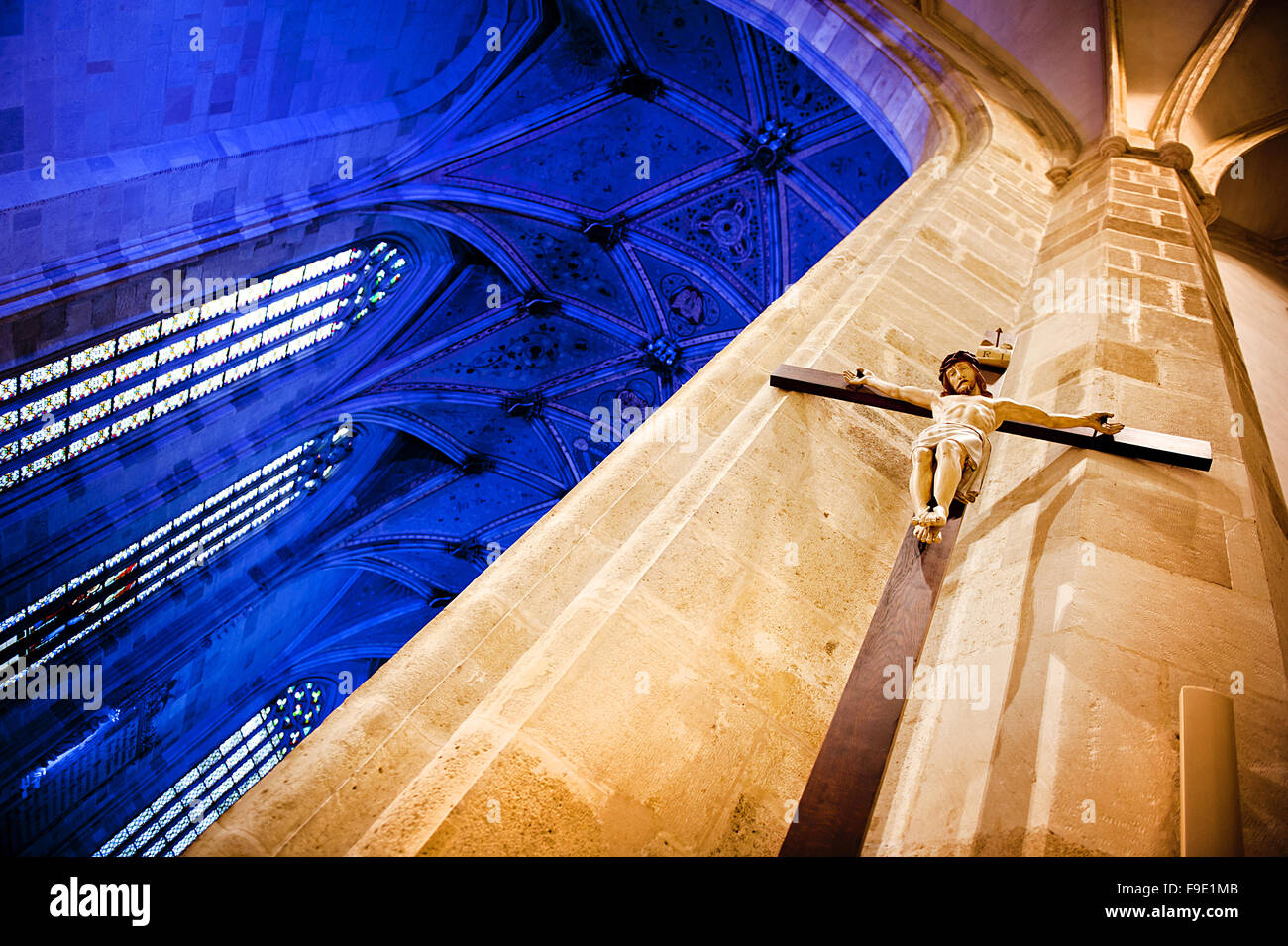 Une grande croix en bois avec Jésus Christ dans l'église Banque D'Images