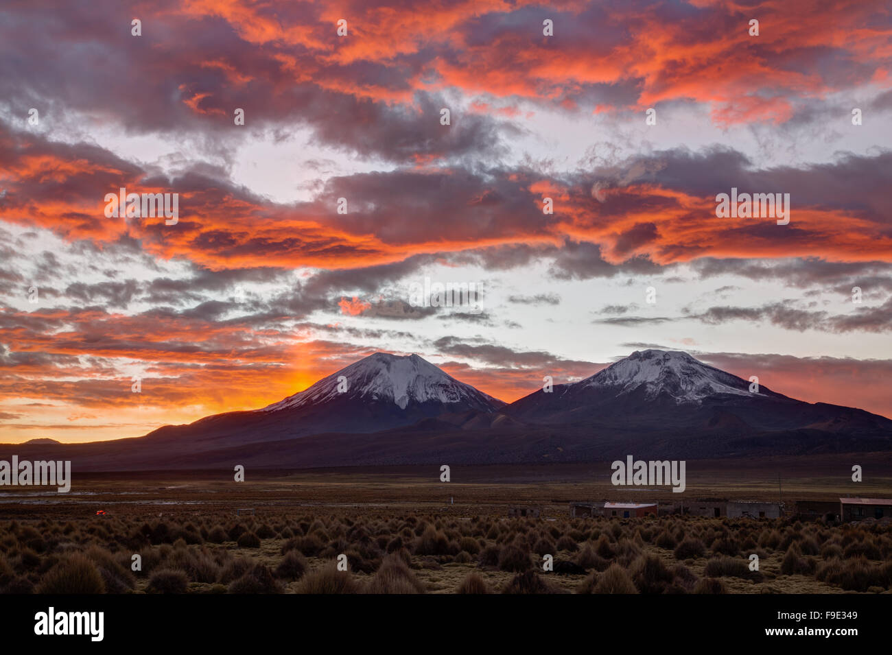 Photographie d'un beau coucher du soleil dans le parc national de Sajama (Bolivie). Banque D'Images