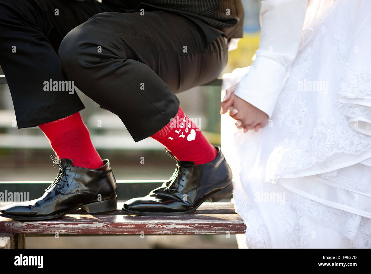 Groom's funny pieds avec amour signe sur red socks. Banque D'Images