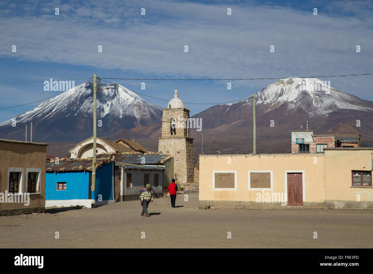 Photographie de la place de la ville et l'église dans le parc national de Sajama Sajama en Bolivie,. Banque D'Images