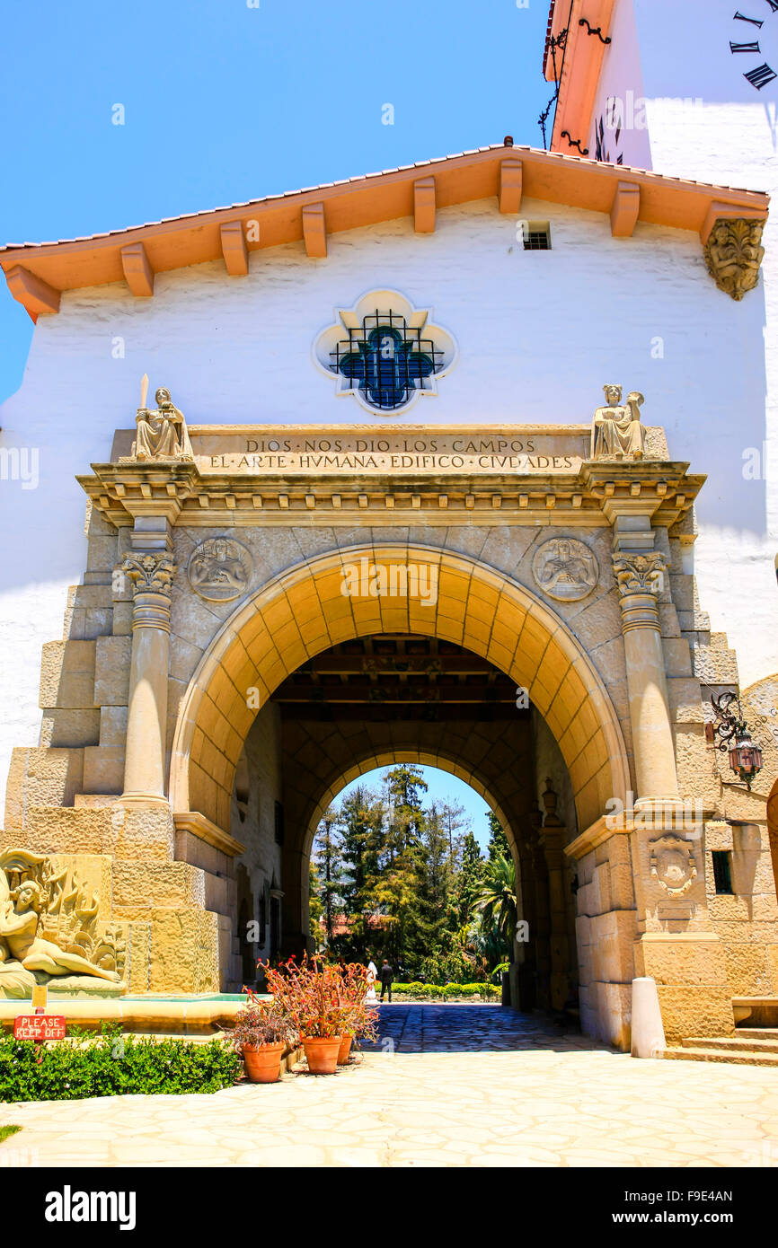 Le style espagnol Santa Barbara County Courthouse bâtiment sur Anacapa St à Santa Barbara en Californie Banque D'Images