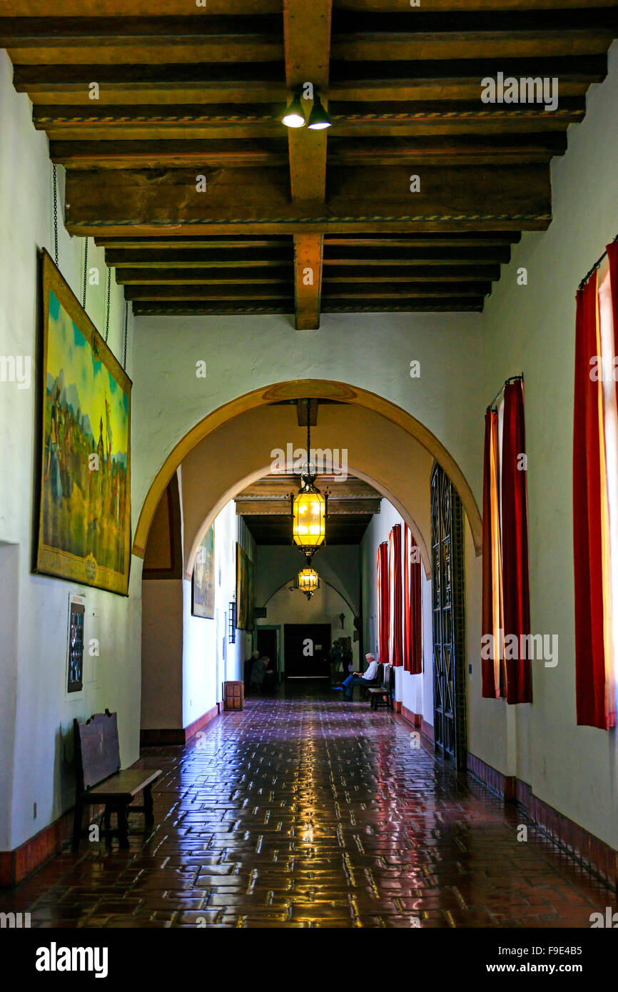 L'architecture de style espagnol à l'intérieur du palais de justice du comté de Santa Barbara, Santa Barbara CA Banque D'Images