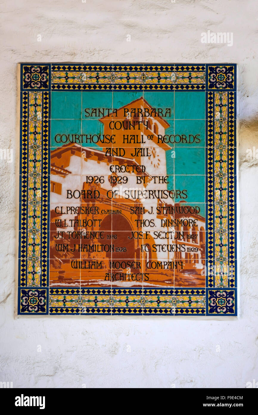 Plaque en céramique à l'extérieur du palais de justice du comté de Santa Barbara SANTA BARBARA CA Banque D'Images