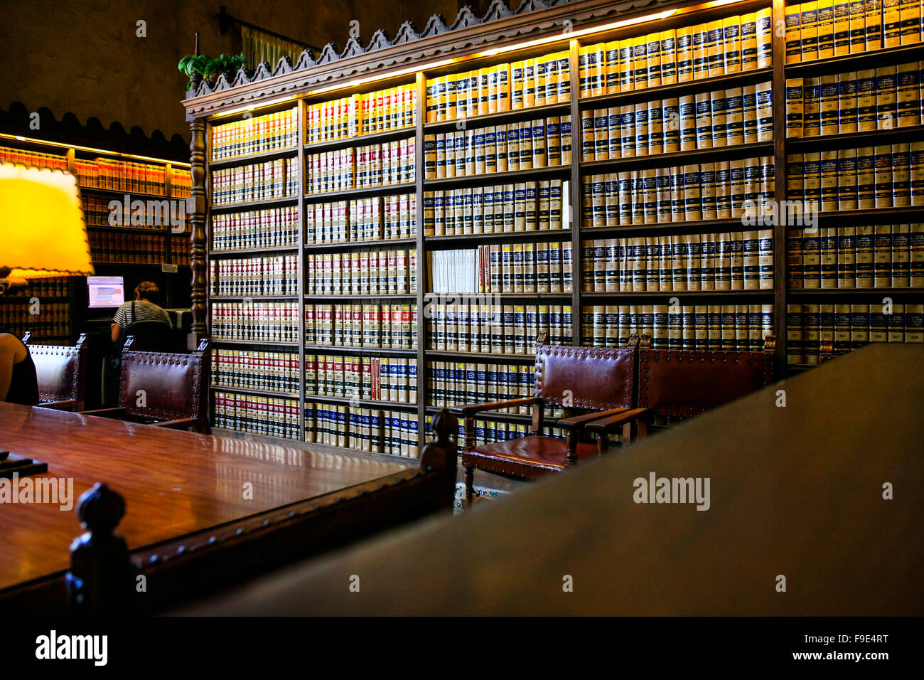 La salle de la bibliothèque à l'intérieur de l'édifice du Palais Couty Santa Barbara Santa Barbara en Californie Banque D'Images