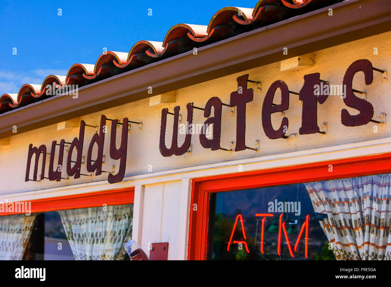 Signe de frais généraux pour les eaux boueuses coffee house sur East Haley St au centre-ville de Santa Barbara, Californie Banque D'Images