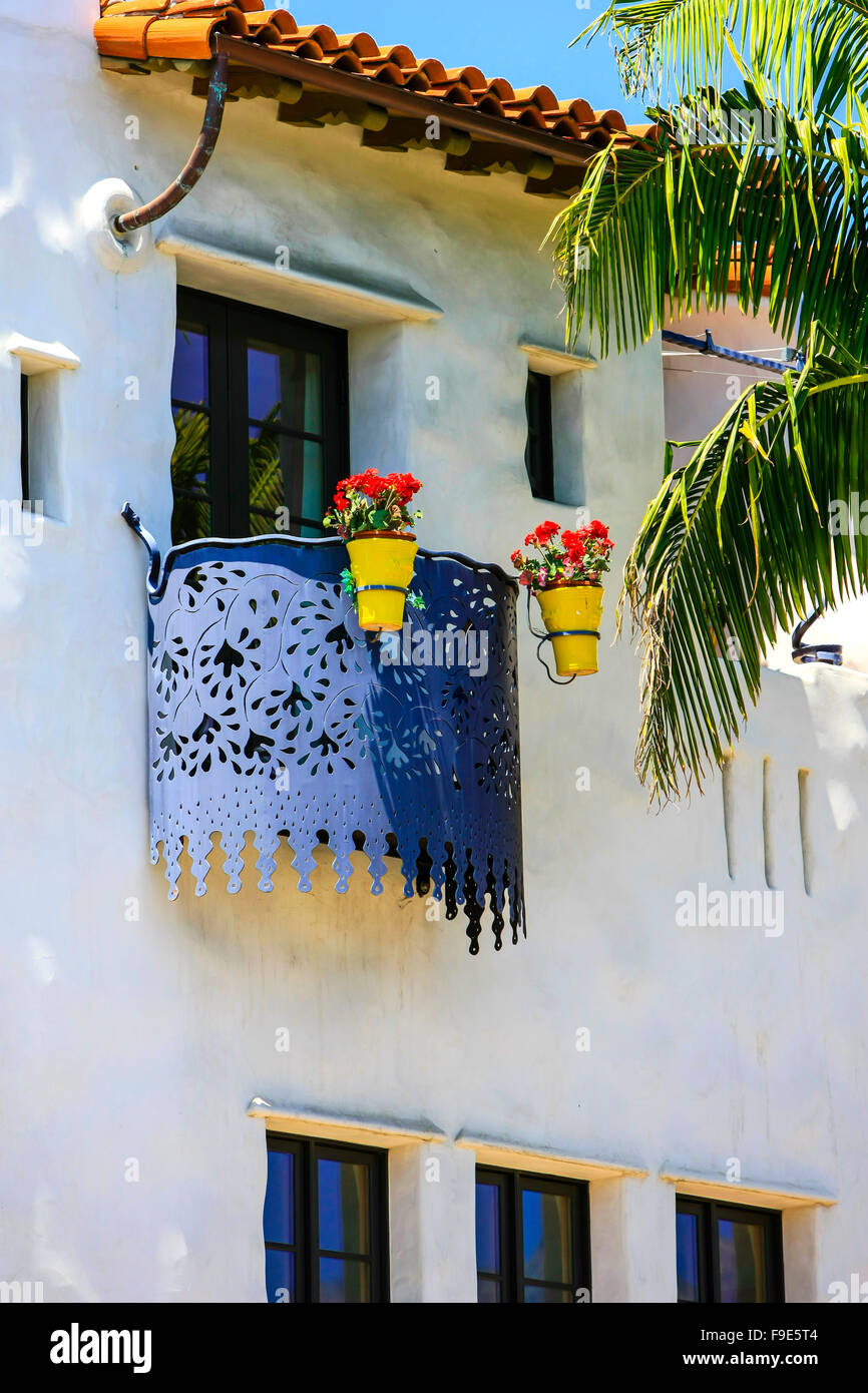 Boîte à fleurs à l'extérieur de la fenêtre d'un appartement à Santa Barbara Banque D'Images