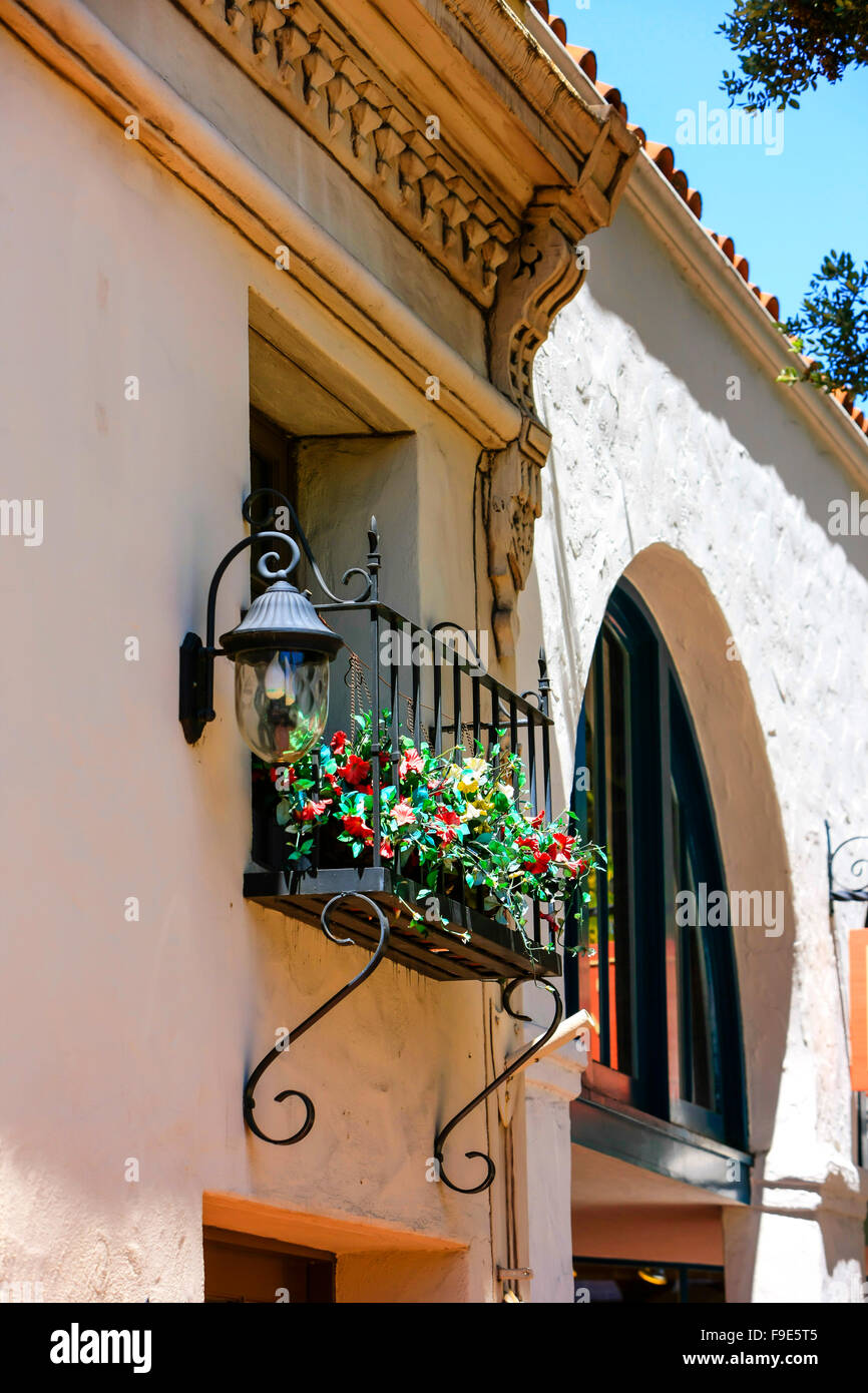 Boîte à fleurs à l'extérieur de la fenêtre d'un appartement à Santa Barbara Banque D'Images