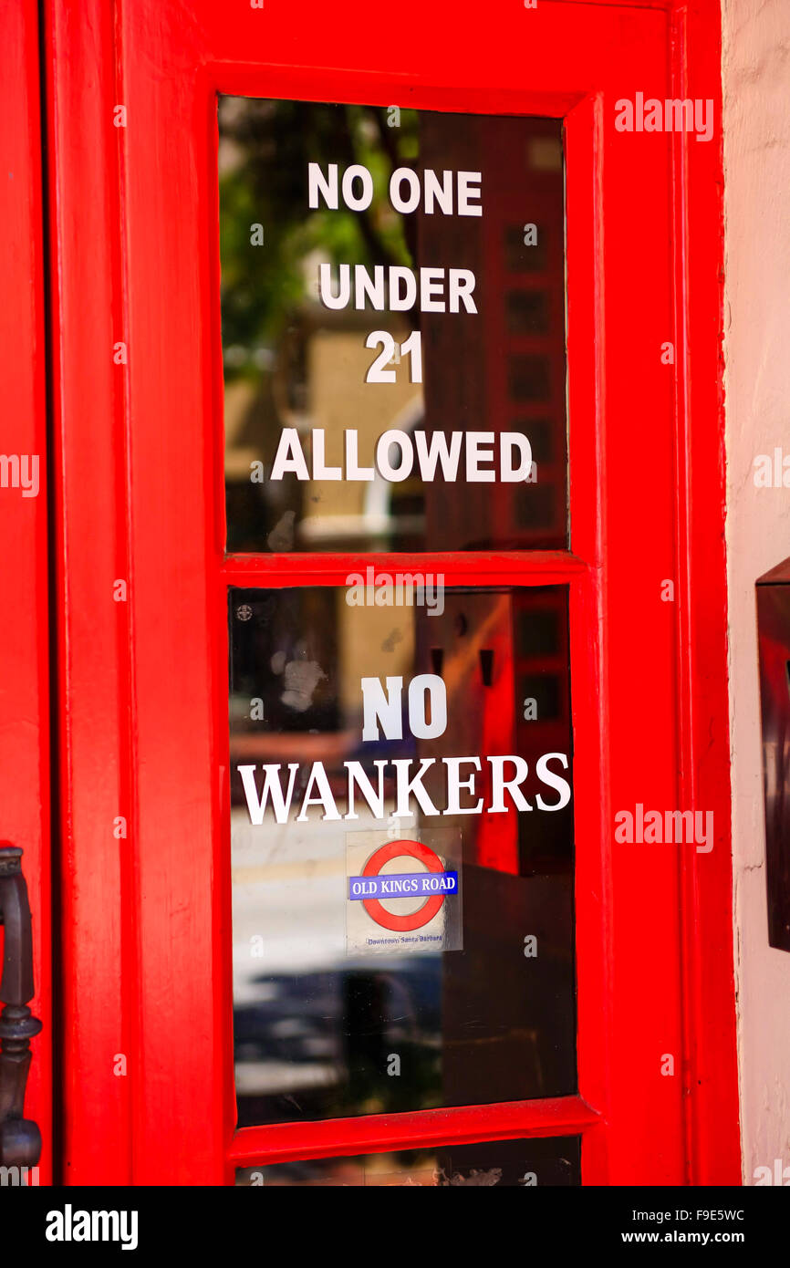 Aucune personne de moins de 21 admis, pas Wankers vu sur une Pub Brit porte dans Santa Barbara, CA Banque D'Images