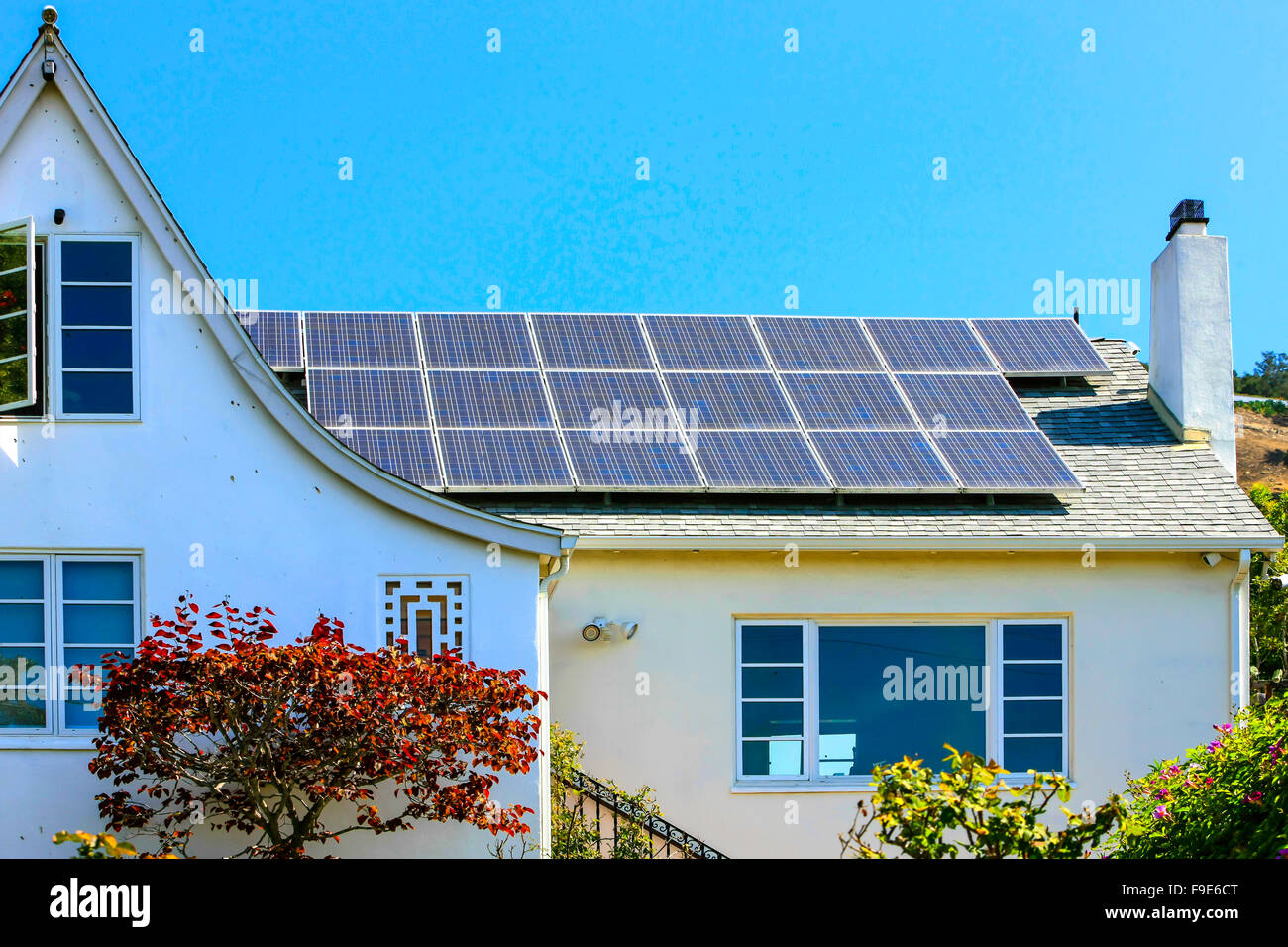 Sloar les cellules sur le toit d'une maison à Santa Barbara en Californie Banque D'Images