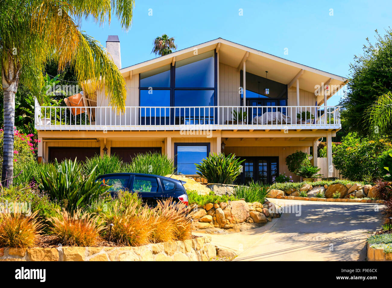 Maison de style années 50 avec balcon dans les collines de Santa Barbara en Californie Banque D'Images