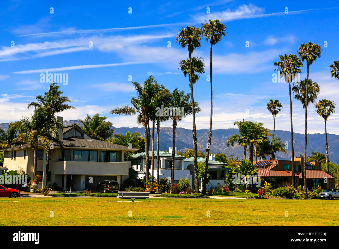 Maisons sur la rive opposée de la rive Dr Beach Park à Santa Barbara CA Banque D'Images