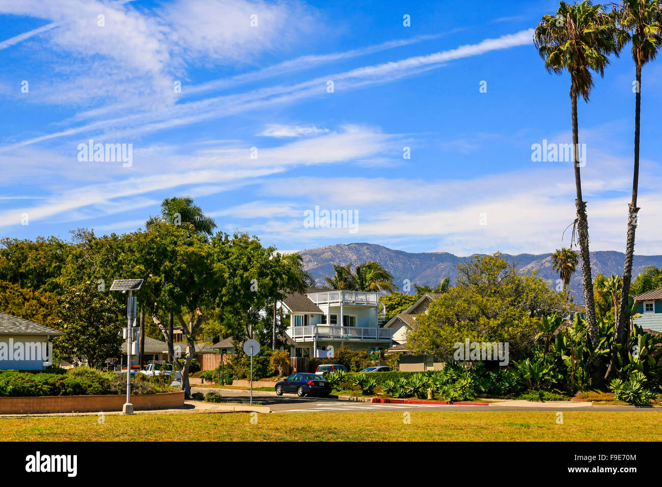 Maisons sur la rive opposée de la rive Dr Beach Park à Santa Barbara CA Banque D'Images