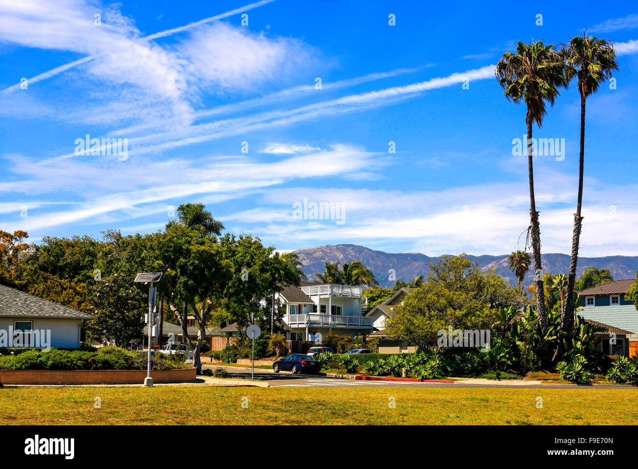 Maisons sur la rive opposée de la rive Dr Beach Park à Santa Barbara CA Banque D'Images