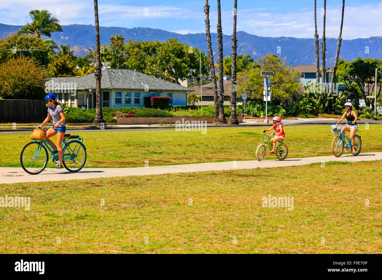 La mère et les deux filles circonscription leurs bicyclettes par Shoreline Park sur la Dr à Santa Barbara, CA Banque D'Images