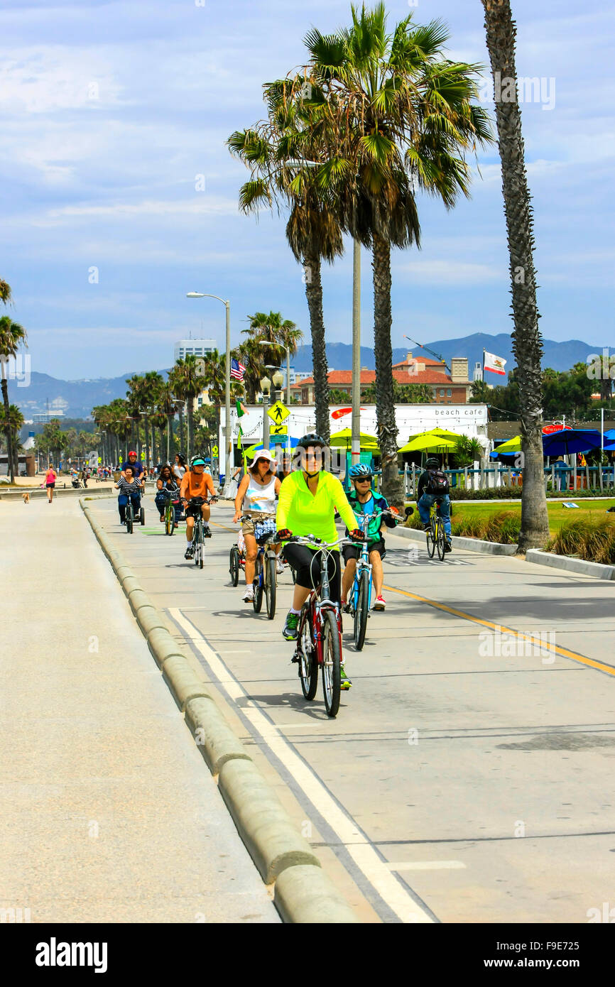 Les gens la bicyclette le long de la promenade en front de mer à Santa Monica, Californie Banque D'Images