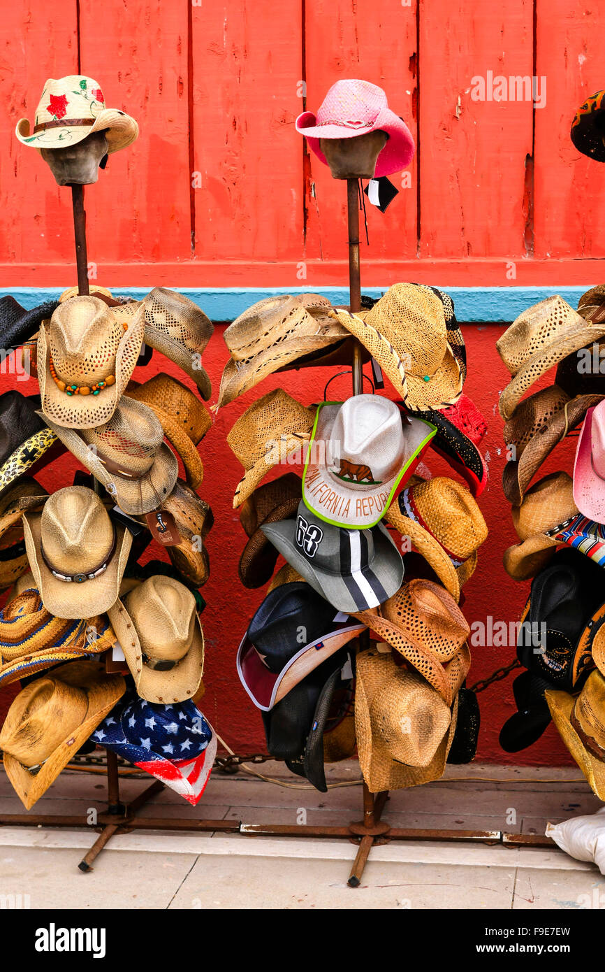 Différentes formes et styles de chapeaux de cow-boy en vente dans un  magasin à Venise, en Californie Photo Stock - Alamy