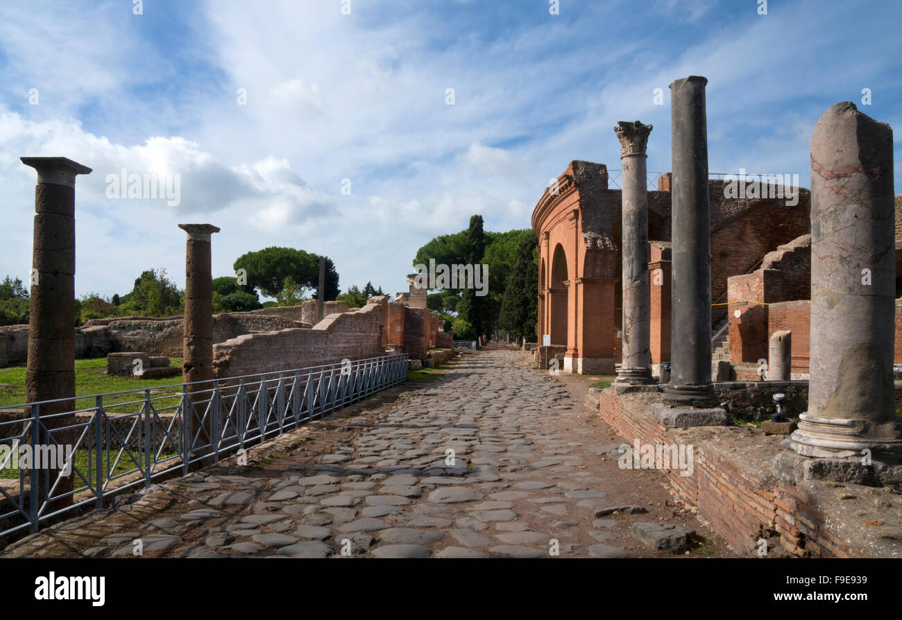 Voie Romaine menant au-delà de l'orchestre de théâtre dans l'ancien port romain d'Ostie, près de Rome, Italie, Europe Banque D'Images