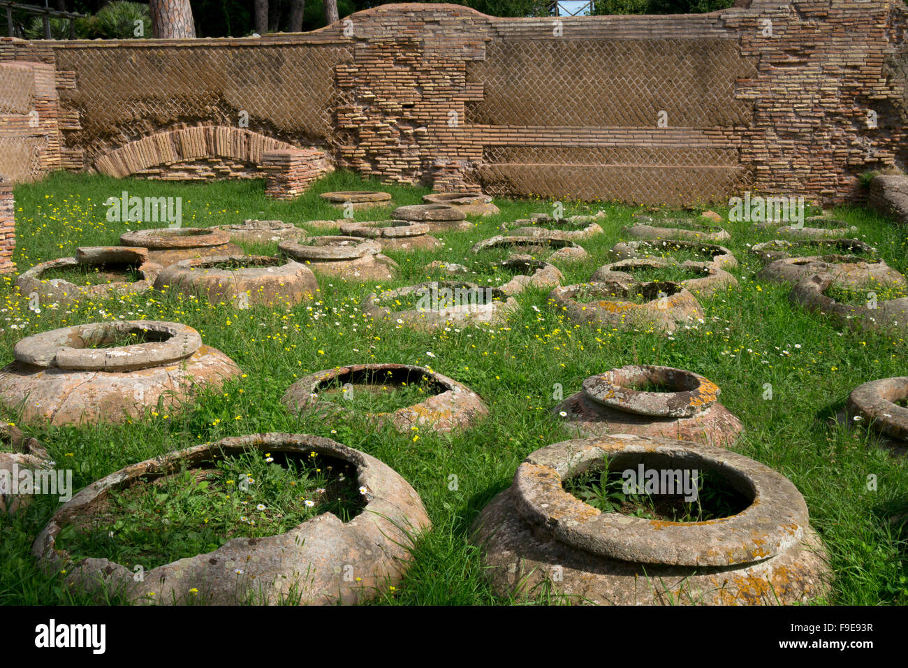 De grandes jarres de stockage en terre cuite dans l'ancien port romain d'Ostie, près de Rome, Italie, Europe Banque D'Images