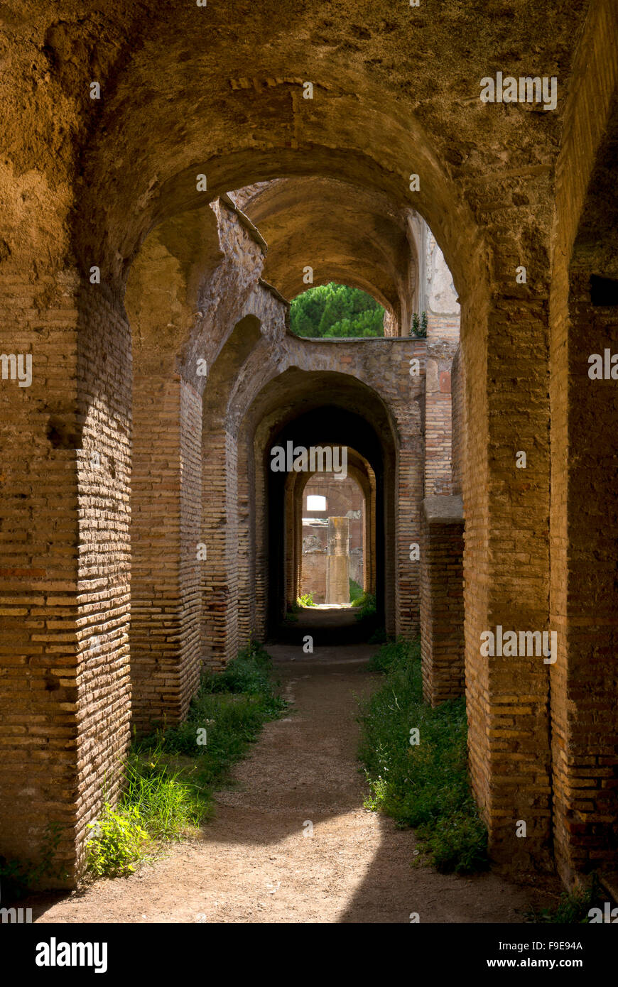 Arcades de briques dans l'ancien port romain d'Ostie, près de Rome, Italie, Europe Banque D'Images