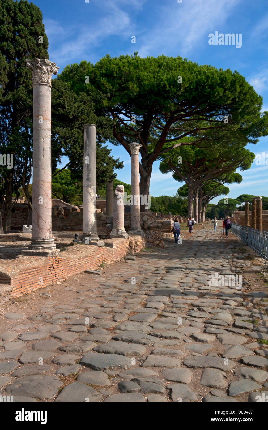 Voie romaine dans l'ancien port romain d'Ostie, près de Rome, Italie, Europe Banque D'Images