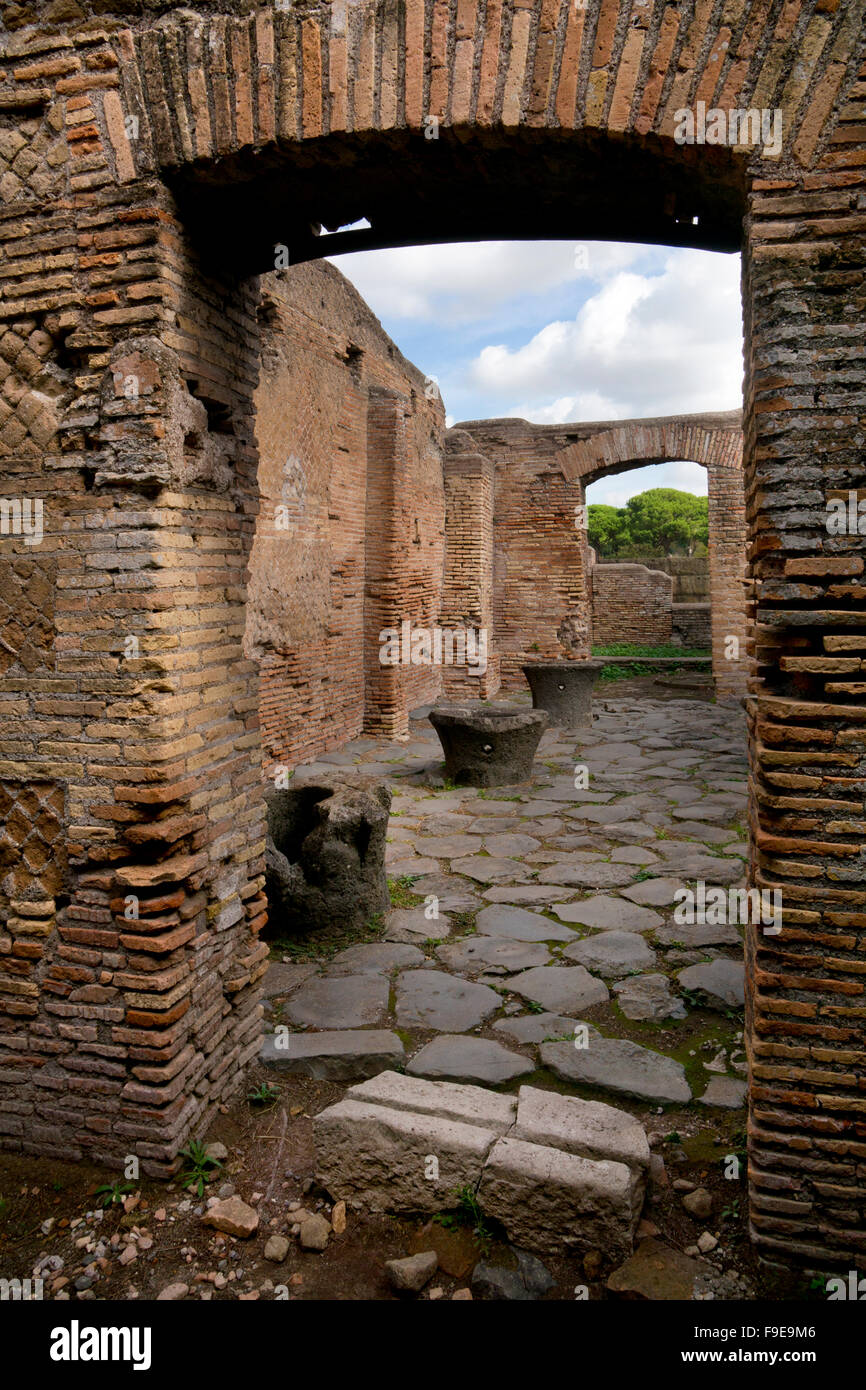 Moulin à farine de Silvain, dans la Via dei Molini dans l'ancien port romain d'Ostie, près de Rome, Italie Banque D'Images