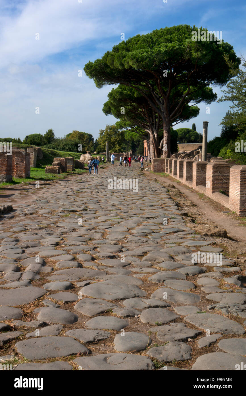 Voie romaine dans l'ancien port romain d'Ostie, près de Rome, Italie, Europe Banque D'Images