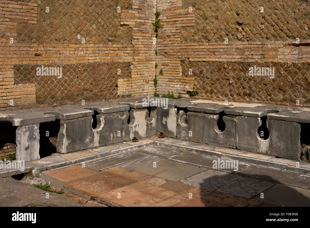 La Domus de latrines du Triclini dans l'ancien port romain d'Ostie, près de Rome, Italie, Europe Banque D'Images
