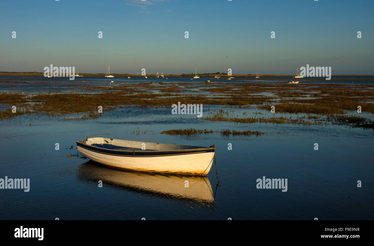 Tôt le matin, la marée haute à Brancaster Staithe , Norfolk, Angleterre Banque D'Images