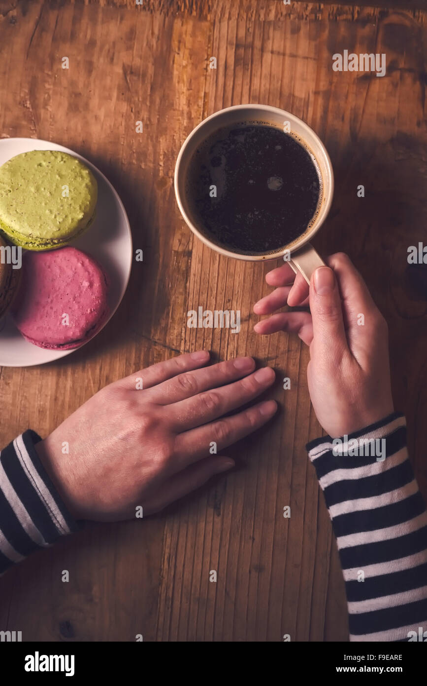 Café et biscuits macaron sur la table le matin, vue du dessus, la tonalité rétro Banque D'Images