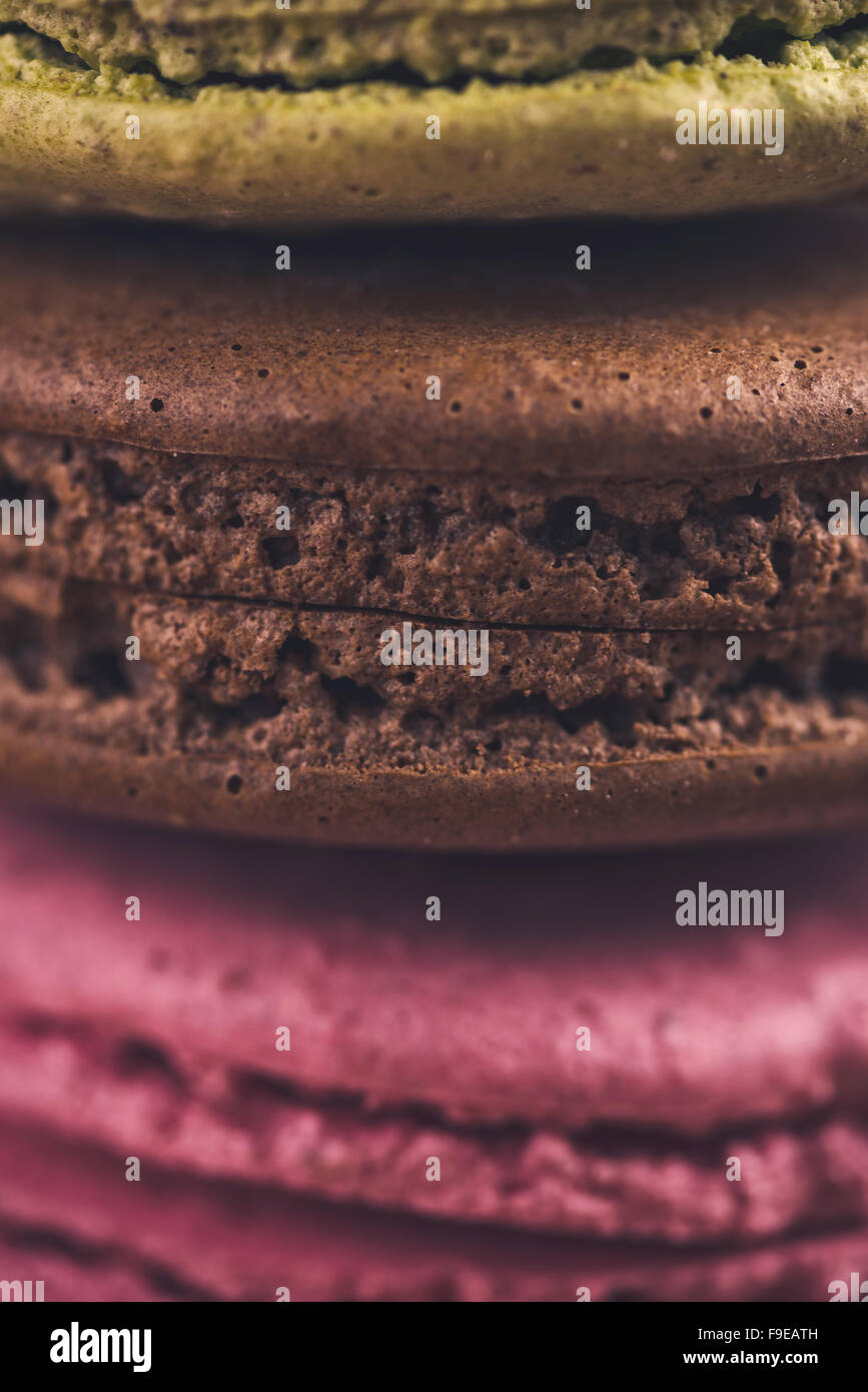 Macaron cookies sur table, aux couleurs rétro, macro close up avec selective focus Banque D'Images