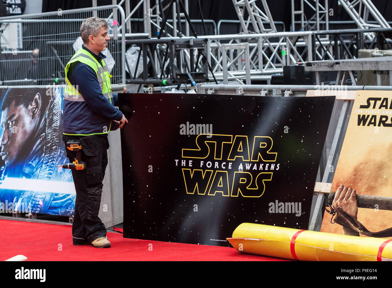 Londres, Royaume-Uni. 16 Décembre, 2015. Star Wars : The Force éveille les préparatifs pour la première du film à Londres de Leicester Square Crédit : Guy Josse/Alamy Live News Banque D'Images