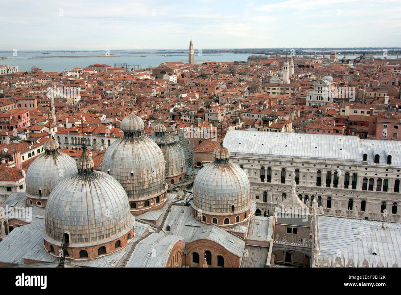 Vue sur les toits de Venise, la basilique et de l'eau Banque D'Images
