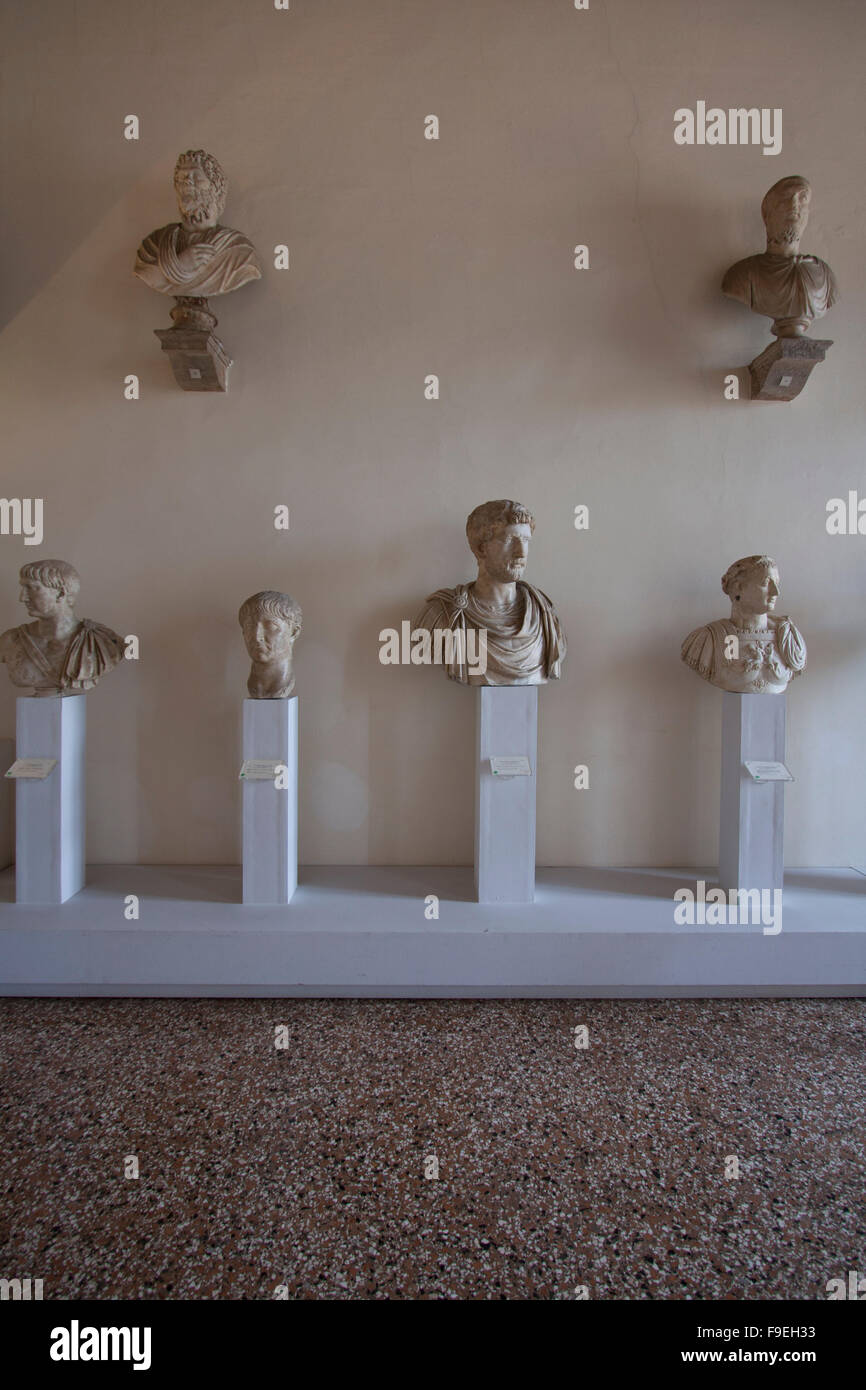 Sculptures de têtes dans un muserum Banque D'Images