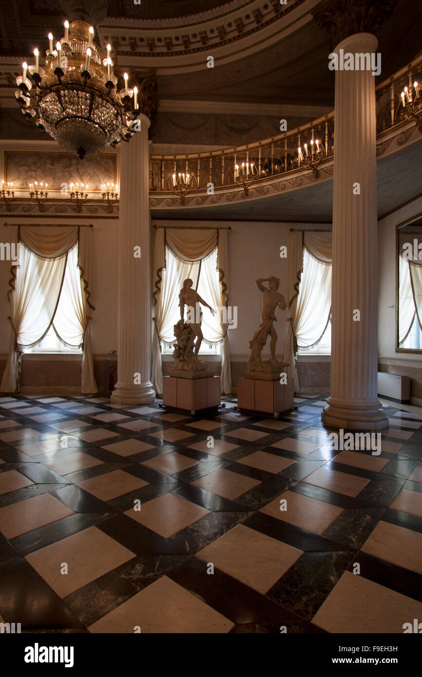 Intérieur d'un grand musée de statues et windows Banque D'Images