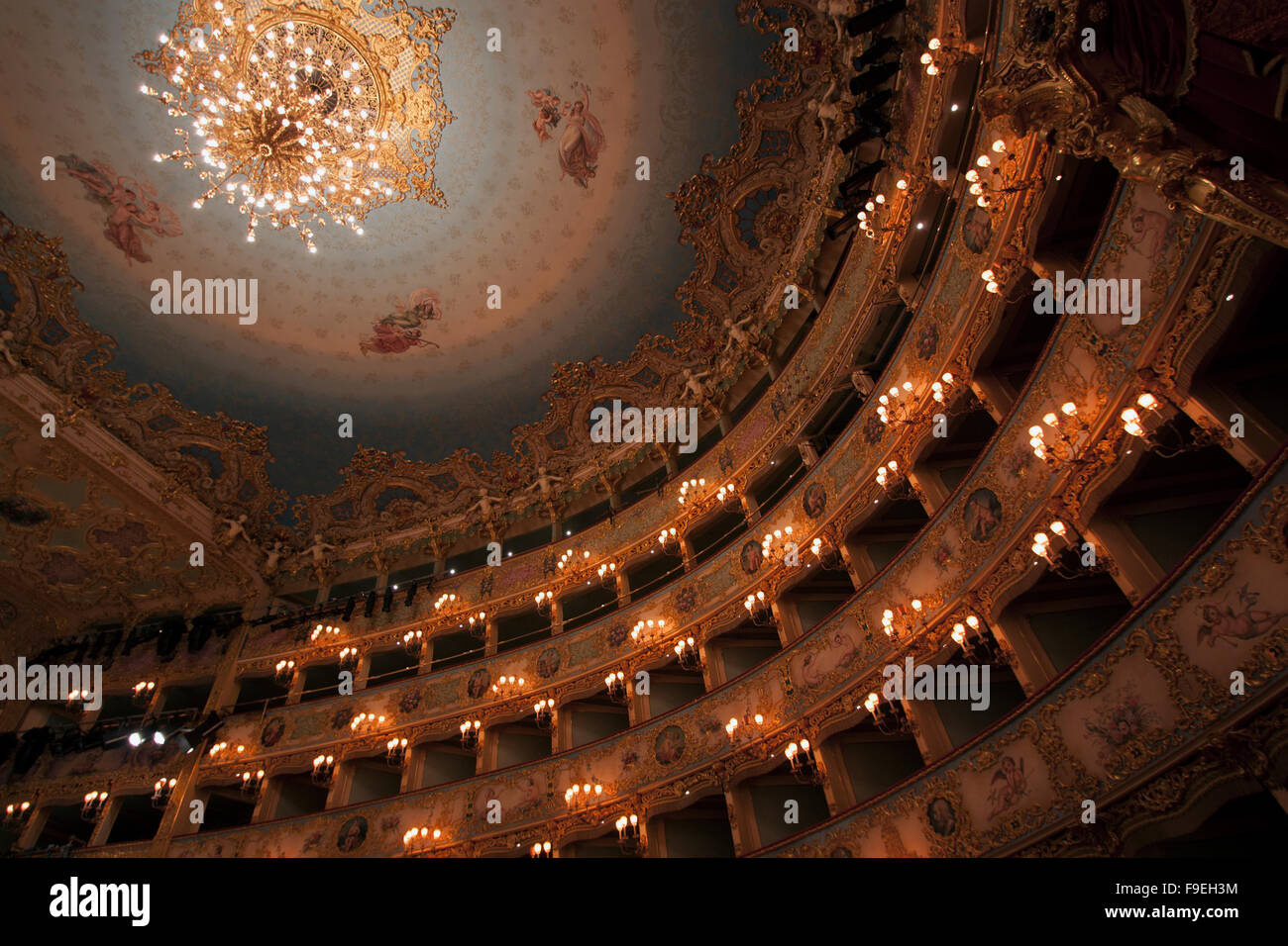 Teatro La Fenice, le théâtre avec des lumières au plafond Banque D'Images