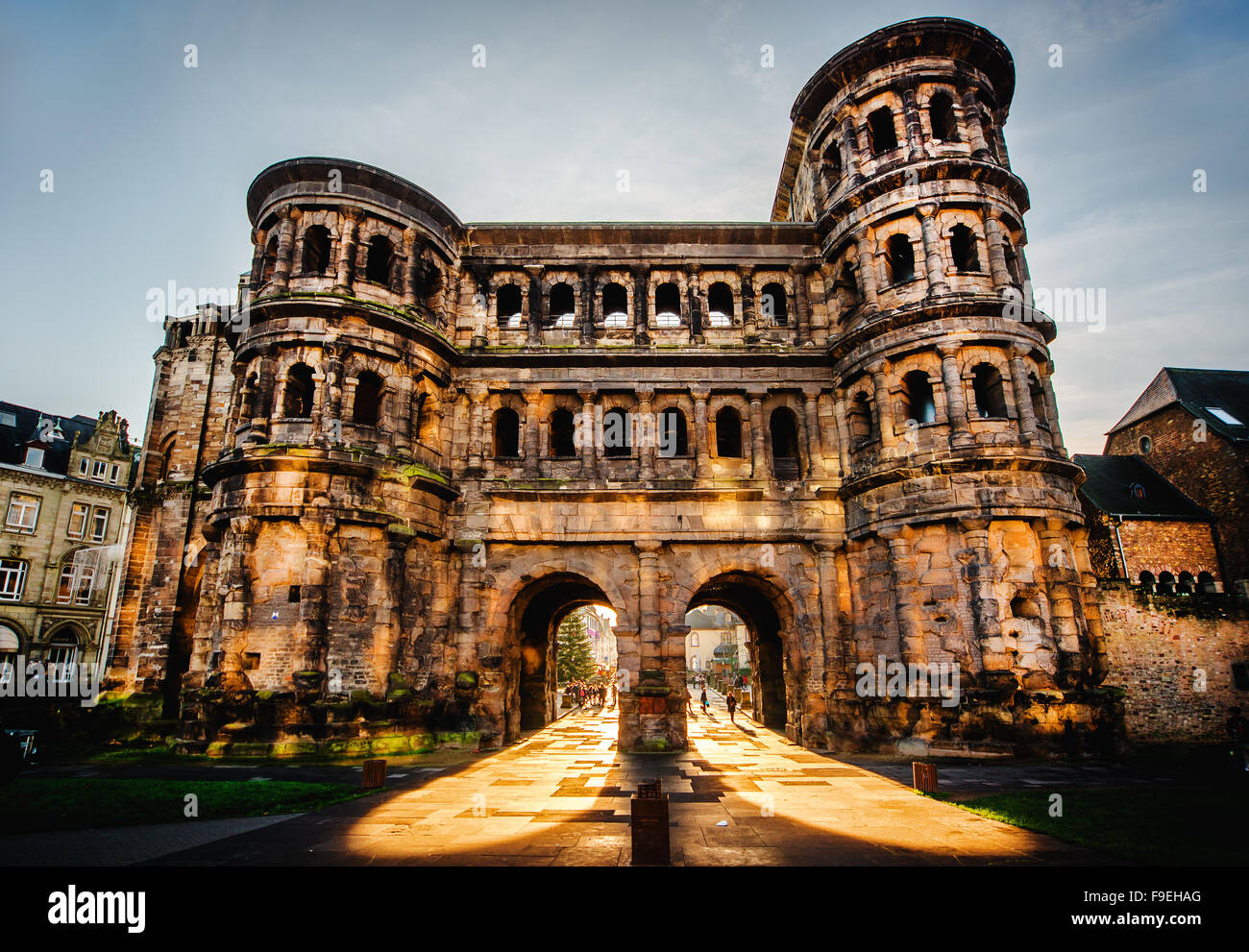 La Porta Nigra (Porte Noire) à Trèves, ville de l'Allemagne. C'est un célèbre grand roman porte de la ville. Vue avant Banque D'Images