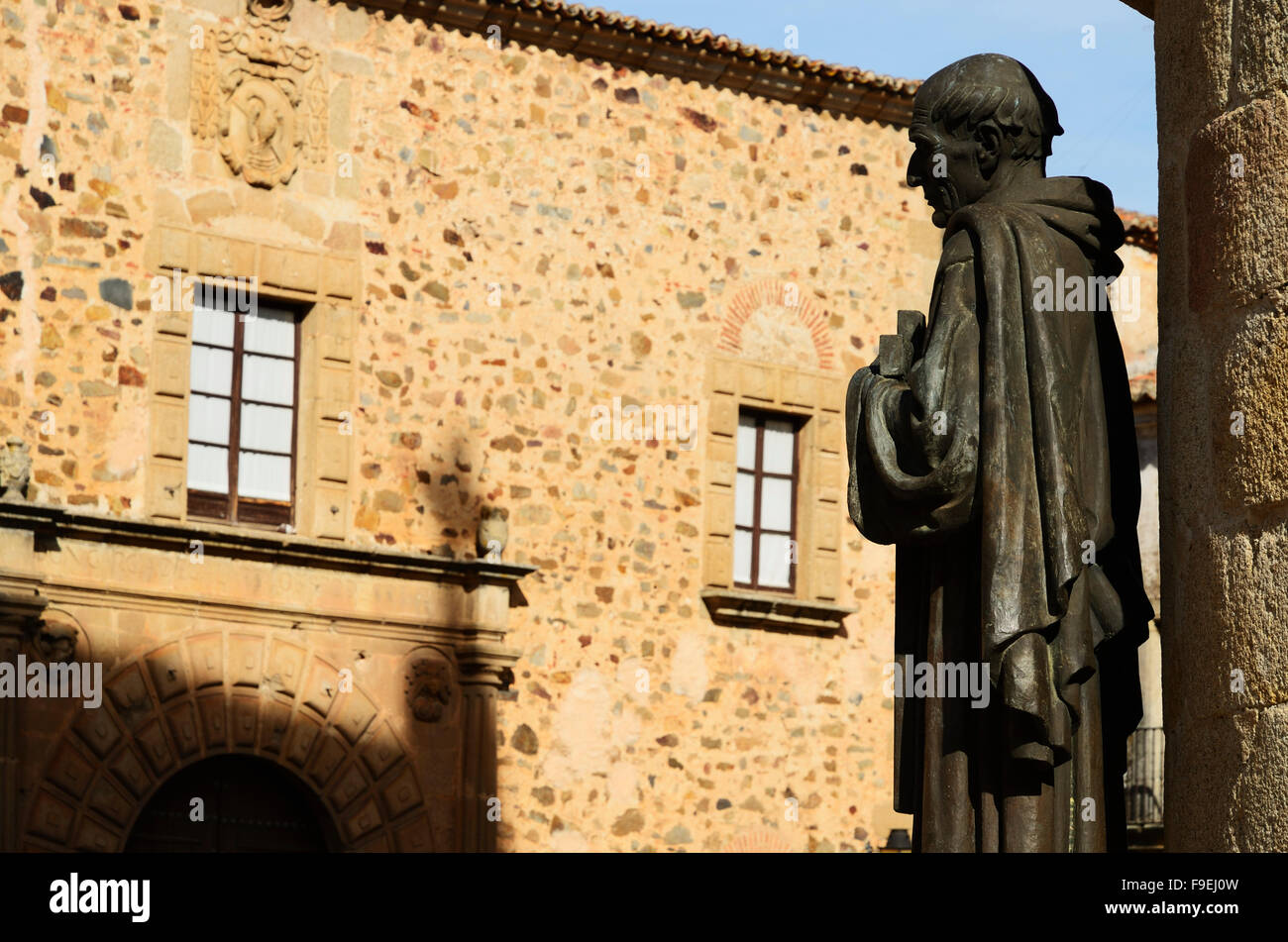 Statue de San Pedro de Alcantara à côté de la tour du temple. Cathédrale St Mary - 15ème-16ème siècle - Caceres, Espagne Banque D'Images