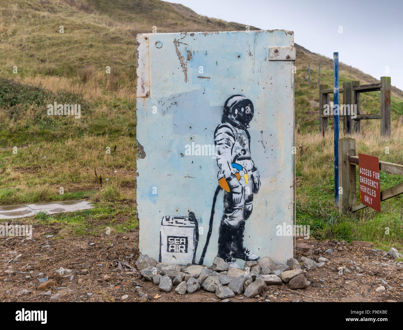 Graffito d'un plongeur avec un réservoir d'air de la mer retirée d'un mur du port pendant la remise à neuf re-érigée comme un morceau d'art public Banque D'Images