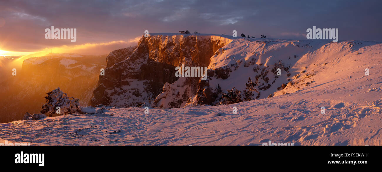 Coucher de soleil sur les montagnes couvertes de neige, panorama Banque D'Images