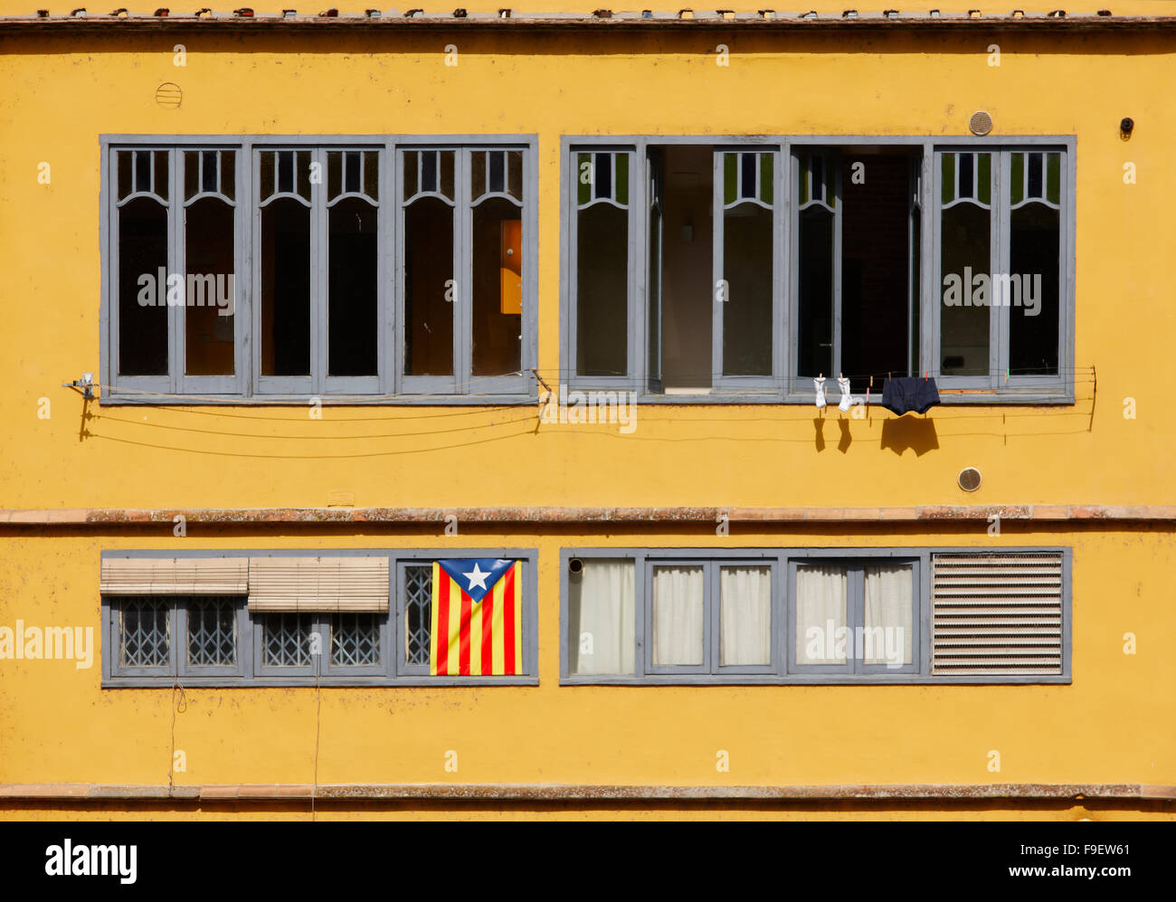 L'indépendance de la catalogne drapeau sur la façade de l'immeuble, Gérone, Espagne Banque D'Images