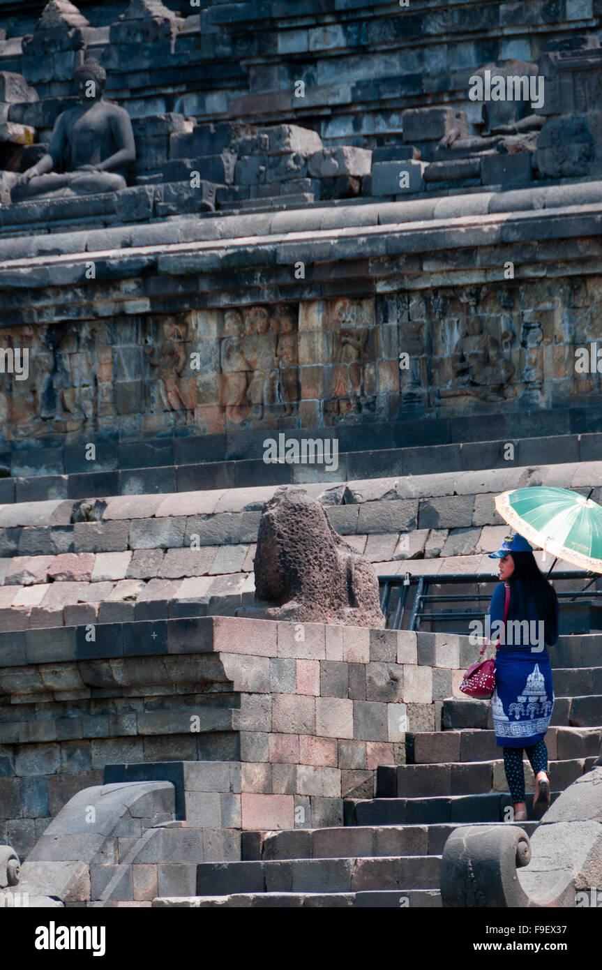 Femme avec parapluie sur escalier en brique au temple de Borobudur Banque D'Images