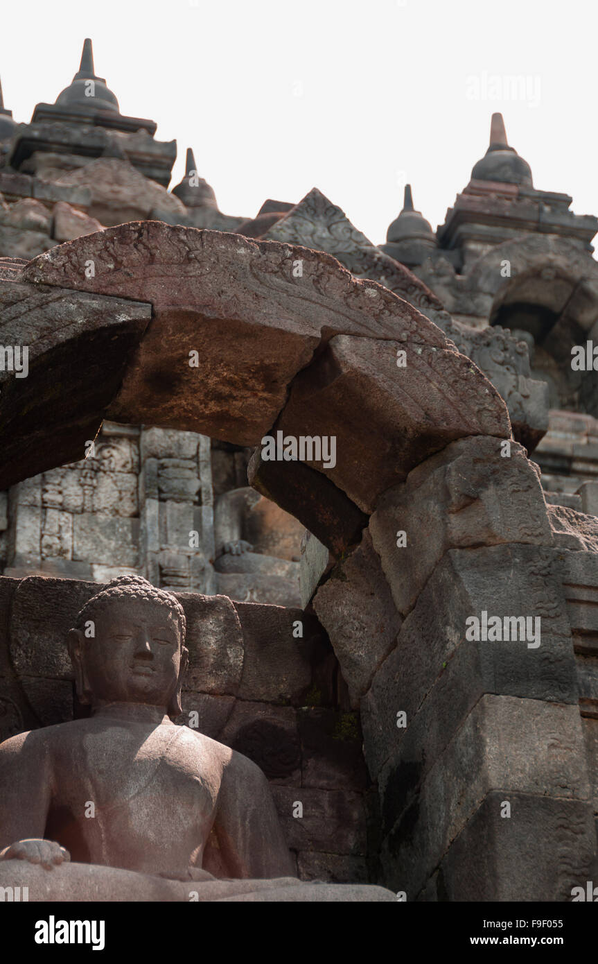 Bouddha assis en pierre à Borobudur Banque D'Images
