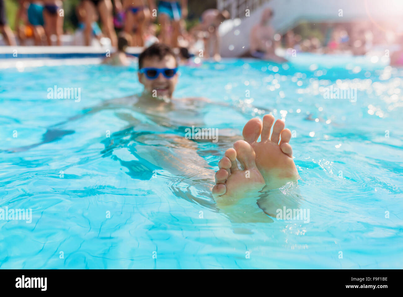 Beau jeune homme, la natation dans la piscine Banque D'Images