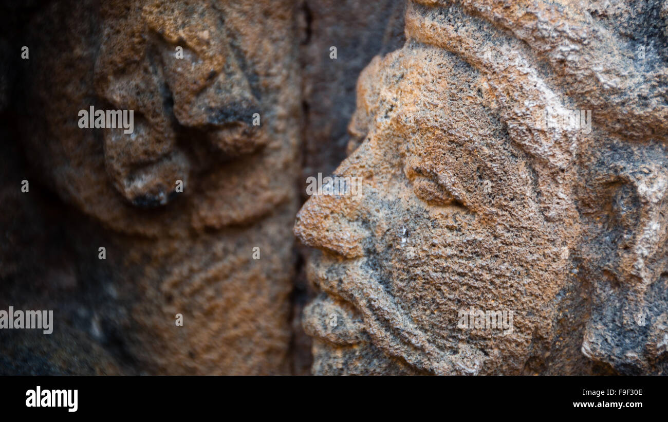 La sculpture en face de la sculpture sur pierre au temple de Borobudur Banque D'Images