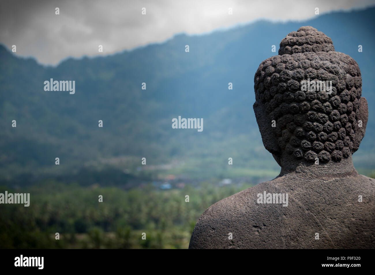 Bouddha Statue face aux montagnes Banque D'Images