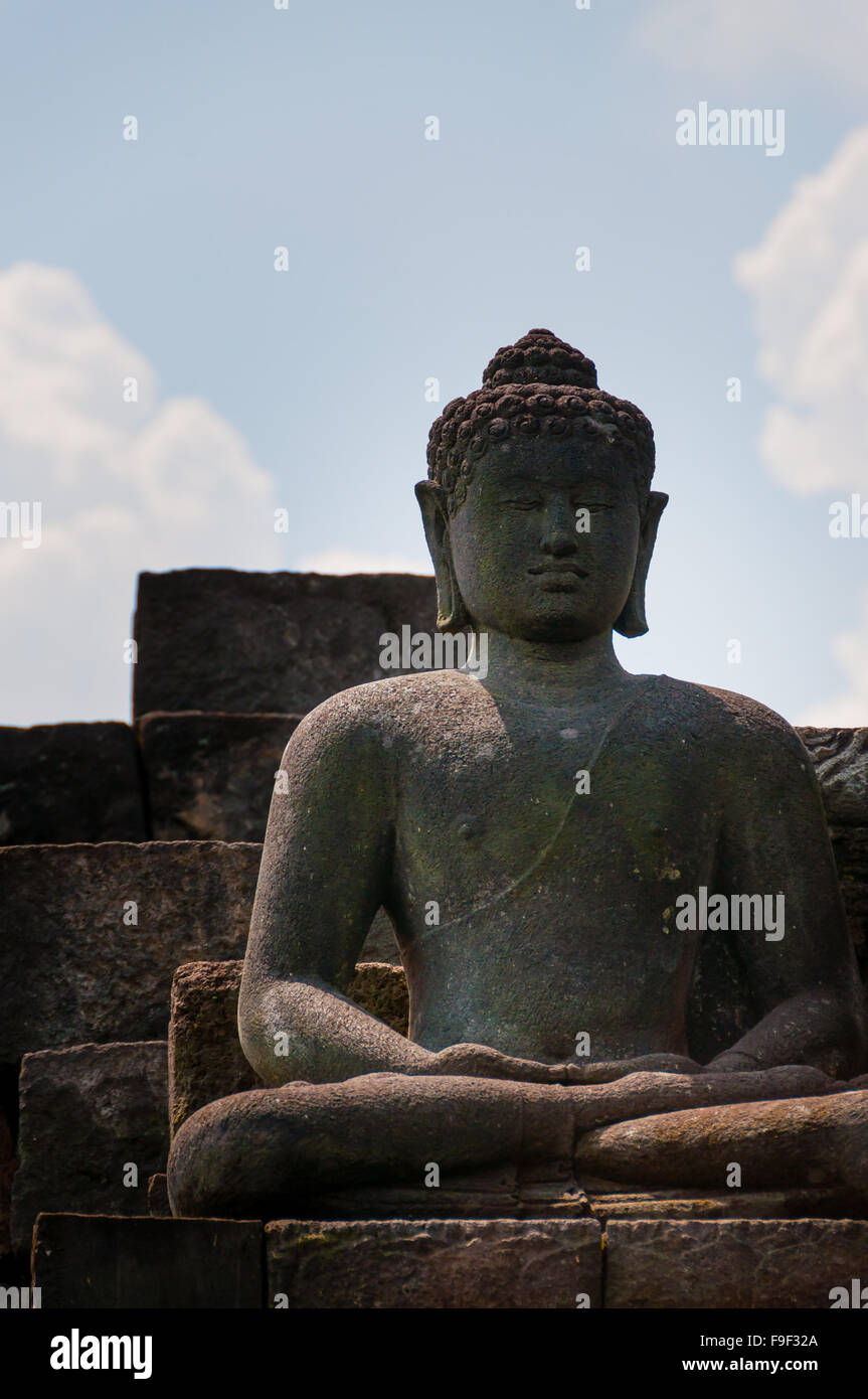Bouddha souriant Brahman sculpture sur pierre Medidating Banque D'Images