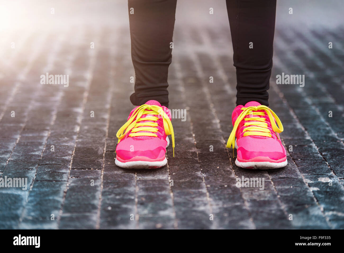 Sneakers in puddle Banque de photographies et d'images à haute résolution -  Alamy