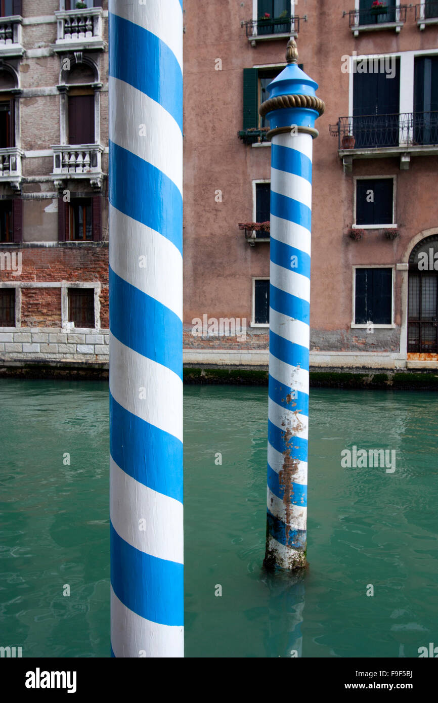 Deux postes rayés bleus dans le canal Banque D'Images